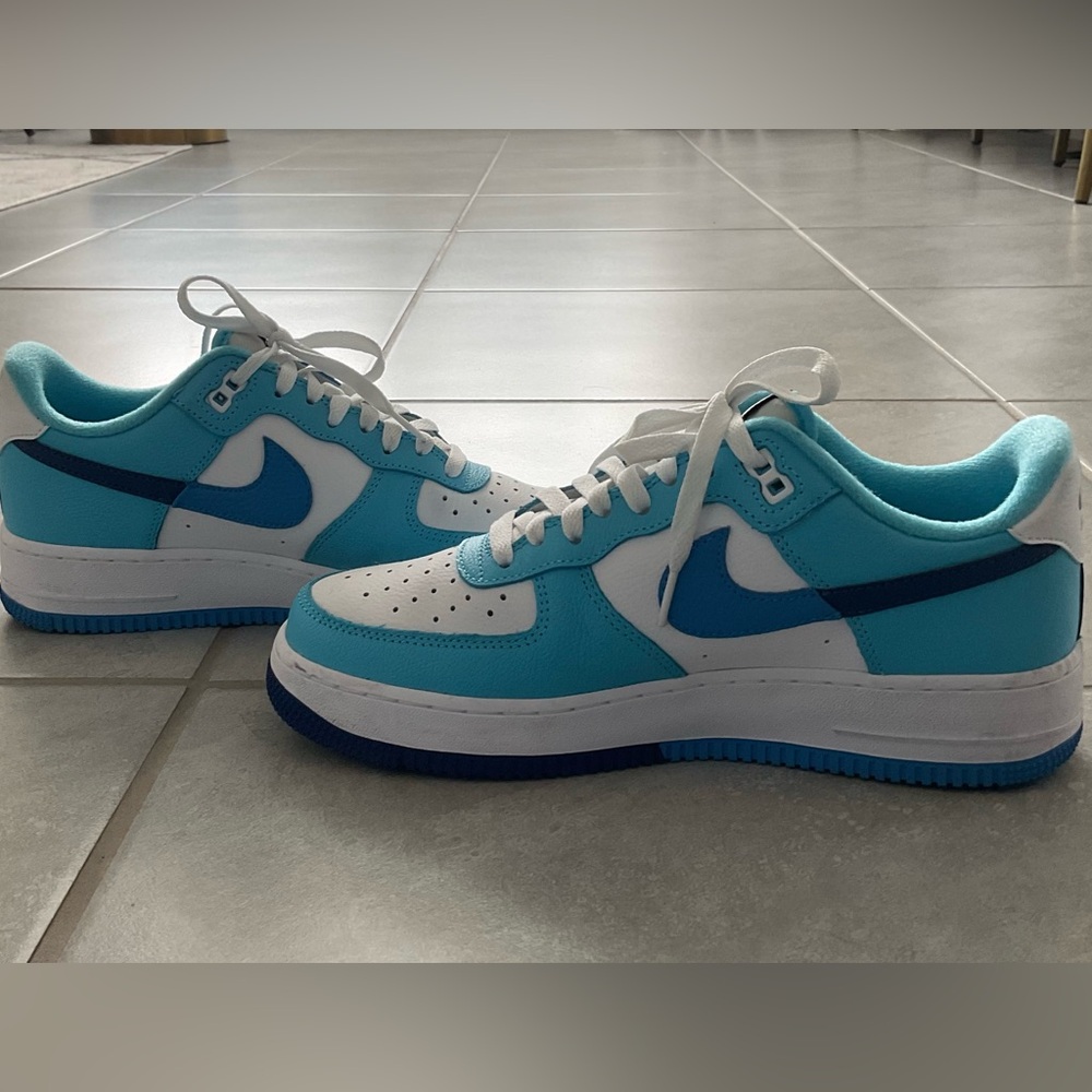UNISEX Nike Air Turquoise and White Low-Top Sneakers Size 10 Women 8.5 Men
